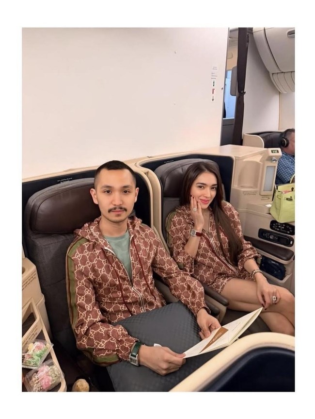 Gaya Angel Karamoy & Gusti Ega Libur Lebaran ke Paris Pakai Jaket Couple