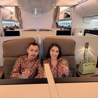 Angel dan kekasihnya itu memilih tampil ‘kembar’ dengan mengenakan jaket dari rumah mode ternama, Gucci. Jaket coklat tersebut dilengkapi dengan risleting depan serta penuh dengan pattern khas logo Gucci. Foto: Threads/@realangelkaramoy