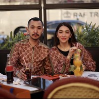 Diketahui jaket yang dikenakan Angel dan Gusti Ega merupakan koleksi GG Supreme Silk Jacket. Melansir Farfetch, harga satu jaket tersebut setara dengan motor, yaitu sekitar Rp 28 juta. Foto: Threads/@realangelkaramoy