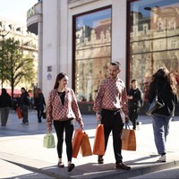 Sambil membawa barang-barang branded hasil belanja Angel dan Gusti Ega di Paris, wanita 39 tahun itu juga tampak menenteng tas mewah Hermes berwarna hijau terang. Foto: Threads/@realangelkaramoy