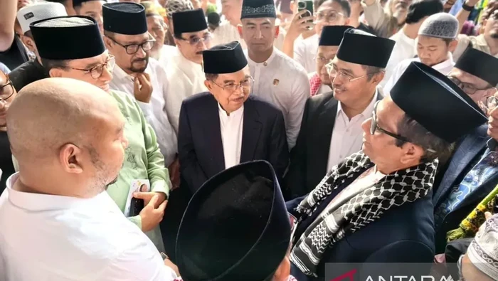 Wakil Presiden RI ke-10 dan ke-12 Jusuf Kalla (tengah) berdialog bersama Putra Presiden Prabowo Subianto, Didit Prabowo (kiri), mantan Menteri Koordinator Bidang Politik, Hukum, dan Keamanan Mahfud MD (kanan), mantan Gubernur DKI Jakarta Anies Baswed
