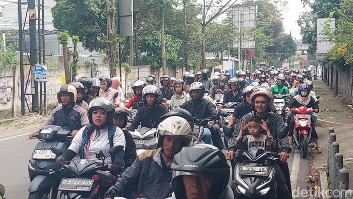 Antrean kendaraan di jalan raya lembang pada hari Lebaran