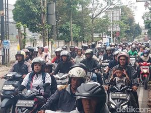 Lembang Ramai Diserbu di Hari Lebaran, Kendaraan Mengular