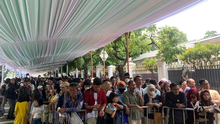 Antrean warga yang hendak open house di Istana Negara makin panjang, pukul 13.00 WIB.