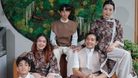 Hesti Purwadinata bersama Edo Borne udah kompak banget pakai baju Lebaran dengan anak-anak meereka. Meski baru salat Id hari ini, Sabtu (21/3/2026), mereka tetap mengunjungi saudara yang sehari lebih dulu Lebarannya. Foto: Instagram @hestipurwadinata @fatahillahginting @momentsbyfgp