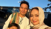 Rini Yulianti bersama suami dan anak, Lebaran di Australia. Rini dan keluarga memang sudah pindah ke Sydney, Australia. Foto: Instagram