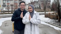 Tengku Firmansyah berlebaran di Kanada. Tengku dan Cindy Fatikasari mengisyaratkan bakal mudik ke Jakarta. Taqoballalahu minna wa minkum.. Happy Eid Mubarak.. Mohon Maaf Lahir Batin., 3 minggu menuju mudik.. see you soon InsyaAllah, tulisnya. Foto: Instagram
