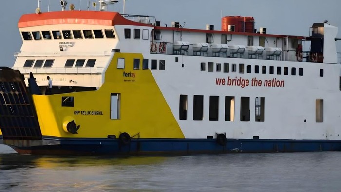 KMP Teluk Singkil melayani rute penyeberangan Roro yang menghubungkan Telaga Punggur (Batam), Tanjungbalai Karimun, dan Mengkapan (Tanjung Buton, Riau). Dok ASDP (Alamudin Hamapu/deticom)