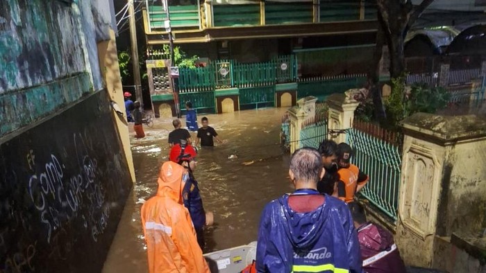 Banjir di Caracas Jaktim saat Lebaran 2026