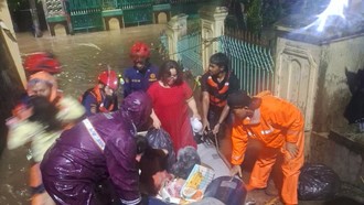 Banjir Ciracas Jaktim, Damkar Evakuasi 47 Warga Termasuk Ibu Hamil dan Balita