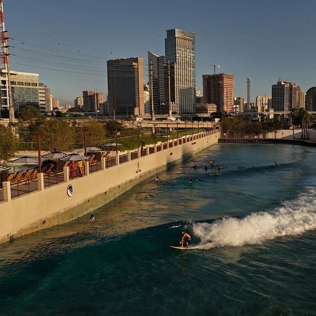 Berselancar di Kolam Ombak Buatan di Tengah Kota Sao Paulo