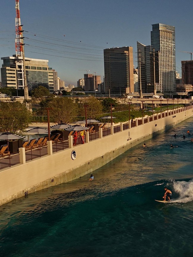 Berselancar di Kolam Ombak Buatan di Tengah Kota Sao Paulo