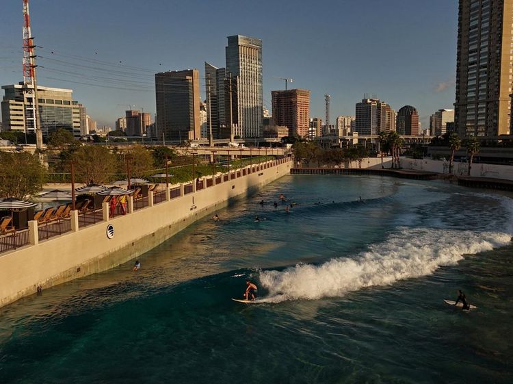 Berselancar di Kolam Ombak Buatan di Tengah Kota Sao Paulo