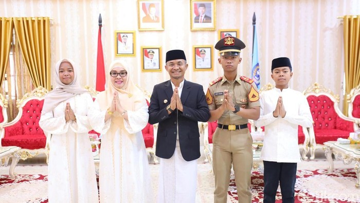 Bupati Bone Andi Asman Sulaiman bersama keluarga usai lebaran. Agung Pramono/detikSulsel.