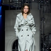 Foto: Burberry Winter 2026, Gaya Malam London yang Sleek dan Modern
