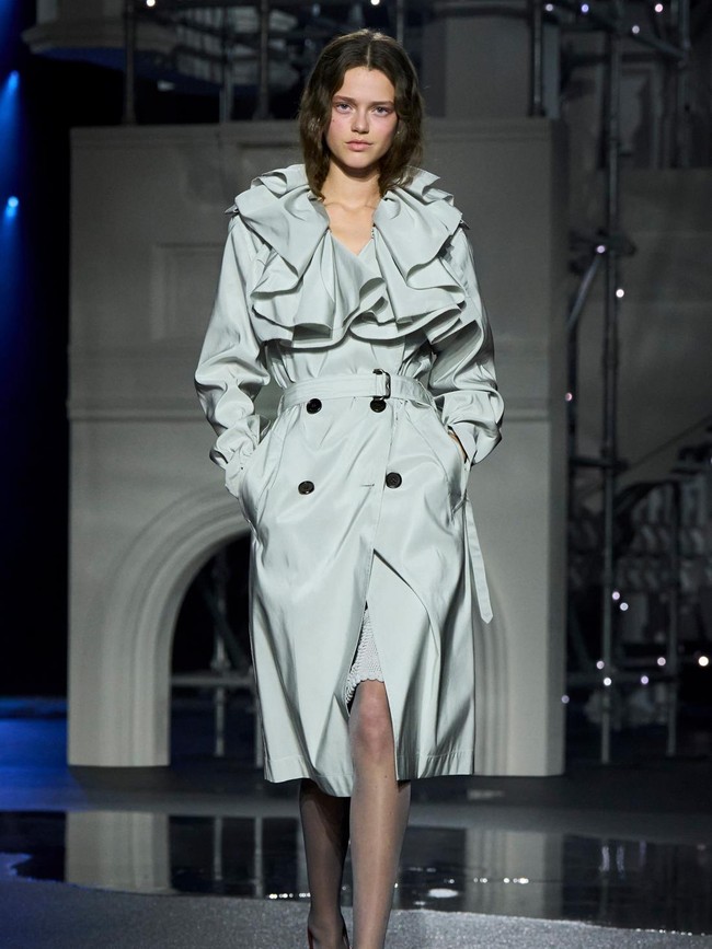 Foto: Burberry Winter 2026, Gaya Malam London yang Sleek dan Modern