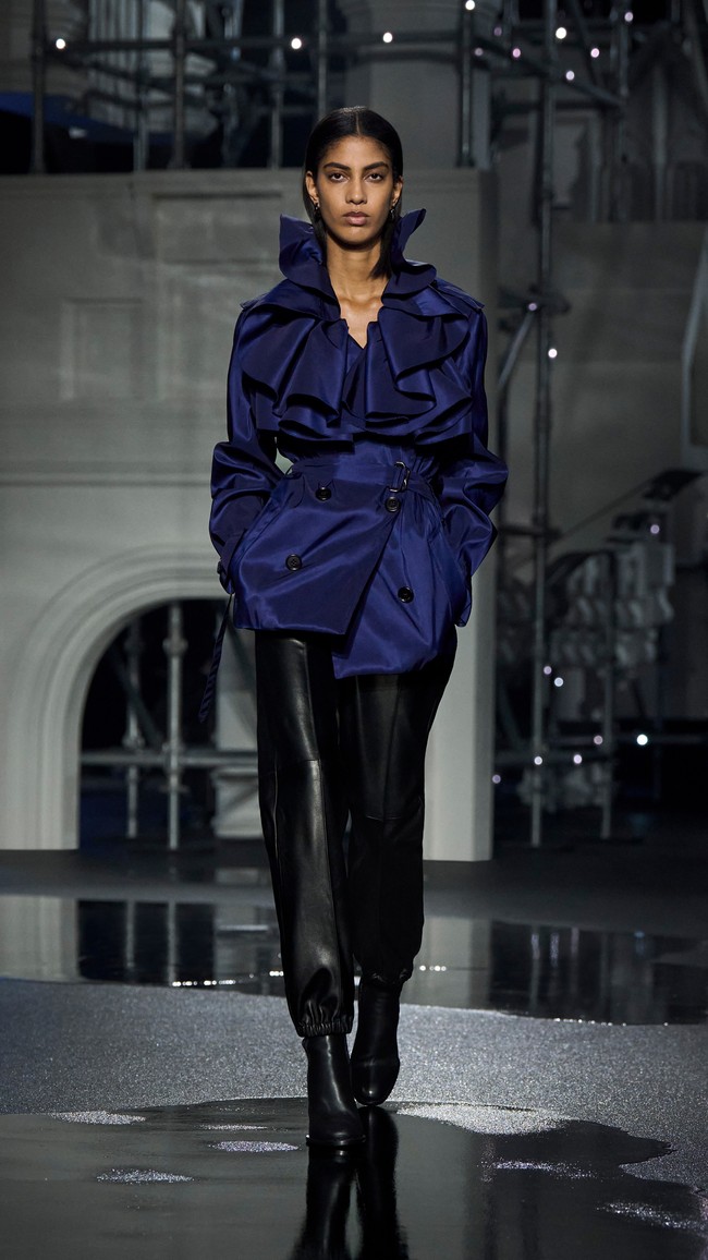 “Koleksi ini bukan tentang tujuan, tapi tentang perjalanan dan energi kota,” ujar Lee dalam keterangan resminya.Burberry menghadirkan reinterpretasi busana klasik dengan pendekatan yang lebih muda dan relevan.  (Foto: Dok. Burberry)