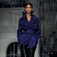 “Koleksi ini bukan tentang tujuan, tapi tentang perjalanan dan energi kota,” ujar Lee dalam keterangan resminya.Burberry menghadirkan reinterpretasi busana klasik dengan pendekatan yang lebih muda dan relevan.  (Foto: Dok. Burberry)