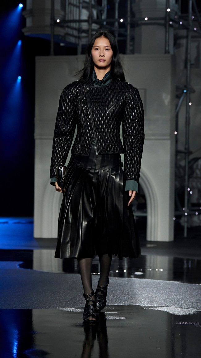 Pada lini menswear, item seperti overcoat, tuxedo, hingga silk shirt tampil dengan gaya lebih santai namun tetap tajam. Sementara itu, jaket kulit, hoodie, hingga raincoat diberi sentuhan evening wear sehingga bisa dipakai dari siang hingga malam. (Foto: Dok. Burberry)