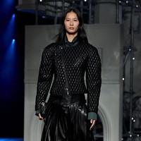 Pada lini menswear, item seperti overcoat, tuxedo, hingga silk shirt tampil dengan gaya lebih santai namun tetap tajam. Sementara itu, jaket kulit, hoodie, hingga raincoat diberi sentuhan evening wear sehingga bisa dipakai dari siang hingga malam. (Foto: Dok. Burberry)