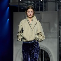 Untuk womenswear, trench coat sebagai icon item Burberry ditampilkan lebih fleksibel. Outerwear ini dikenakan layaknya aksesori di atas gaun satin yang sleek, menciptakan siluet effortless khas perempuan London. (Foto: Dok. Burberry)