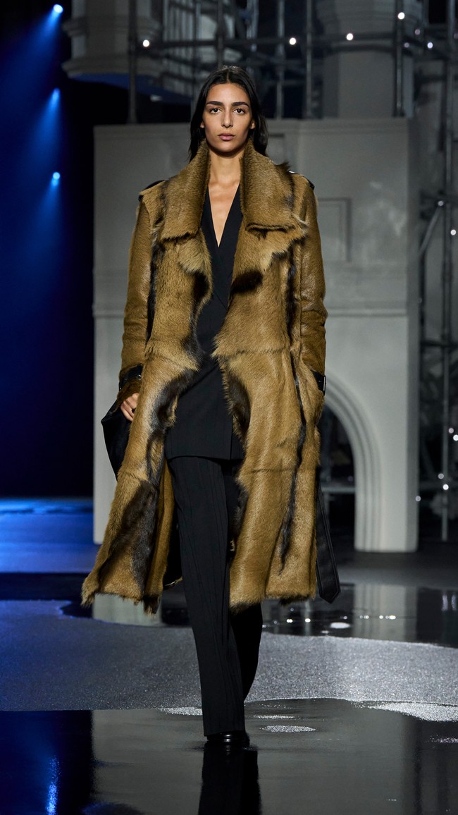 Koleksi ini juga menonjolkan eksplorasi material. Shearling dengan potongan raw, kulit lambskin yang mengilap seperti pantulan minyak di jalan basah, hingga faille bertekstur pada kerah trench menjadi highlight utama. (Foto: Dok. Burberry)