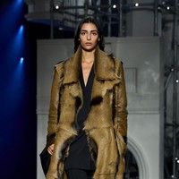 Koleksi ini juga menonjolkan eksplorasi material. Shearling dengan potongan raw, kulit lambskin yang mengilap seperti pantulan minyak di jalan basah, hingga faille bertekstur pada kerah trench menjadi highlight utama. (Foto: Dok. Burberry)