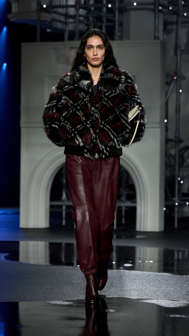 Detail artisan juga menjadi fokus, seperti bordir manik-manik yang menyerupai tetesan hujan hingga gaun rajut dengan ribuan sequin yang berkilau saat bergerak. Semua elemen ini memperkuat atmosfer after dark yang ingin dihadirkan. (Foto: Dok. Burberry)