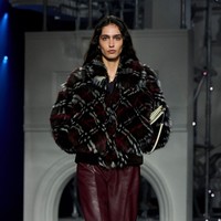 Detail artisan juga menjadi fokus, seperti bordir manik-manik yang menyerupai tetesan hujan hingga gaun rajut dengan ribuan sequin yang berkilau saat bergerak. Semua elemen ini memperkuat atmosfer after dark yang ingin dihadirkan. (Foto: Dok. Burberry)