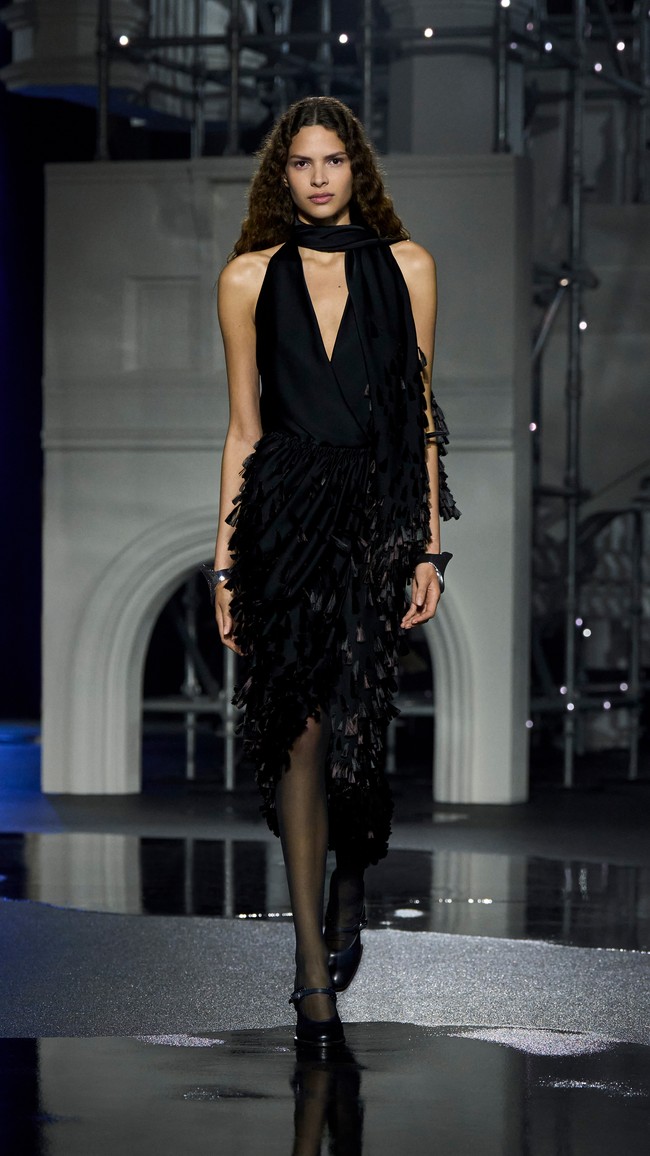 Dari segi warna, Burberry memilih palet gelap yang kaya seperti hitam, burgundy, plum, hingga ink blue. Nuansa ini dipadukan dengan champagne white dan sentuhan khas Burberry beige, menciptakan kesan mewah sekaligus modern. (Foto: Dok. Burberry)