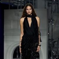 Dari segi warna, Burberry memilih palet gelap yang kaya seperti hitam, burgundy, plum, hingga ink blue. Nuansa ini dipadukan dengan champagne white dan sentuhan khas Burberry beige, menciptakan kesan mewah sekaligus modern. (Foto: Dok. Burberry)