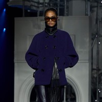 Peragaan busana digelar di Old Billingsgate, London, dengan set yang menampilkan replika Tower Bridge dan suasana jalanan basah khas kota tersebut. Pencahayaan menyerupai lampu jalan menambah dramatisasi koleksi yang ditampilkan. (Foto: Dok. Burberry)