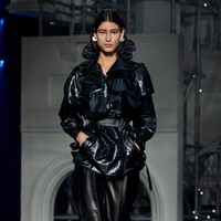 Melalui koleksi ini, Burberry berhasil memadukan warisan klasik dengan semangat generasi muda. Alih-alih bertabrakan, keduanya justru menciptakan energi baru yang segar dan relevan. “Kita semua berjalan di jalan yang sama, diterangi lampu yang sama, dan merasakan energi kota yang sama,” kata Daniel Lee. (Foto: Dok. Burberry)