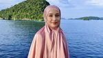 Potret Luna Maya dan Cinta Laura Lebaran di Atas Kapal di Raja Ampat