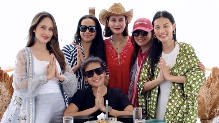 Cinta Laura Lebaran di Atas Kapal Raja Ampat, Tetap Ada Ketupat-Opor!