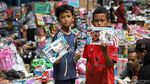 Dapat THR, Anak - Anak Serbu Penjual Mainan