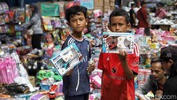 Kawasan yang dikenal sebagai surga mainan murah ini tampak lebih ramai dari biasanya, dengan gelak tawa anak-anak yang antusias memilih barang favorit mereka.