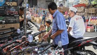 Didampingi orang tua, anak-anak tampak berkeliling dari satu toko ke toko lainnya. Beragam jenis mainan mulai dari mobil-mobilan, boneka, pistol air, hingga permainan edukatif tersusun rapi di etalase, menarik perhatian para pengunjung cilik.