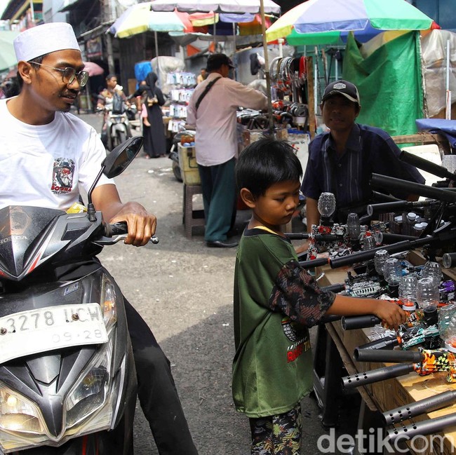 Dapat THR, Anak - Anak Serbu Penjual Mainan