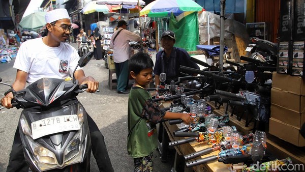 Dapat THR, Anak - Anak Serbu Penjual Mainan