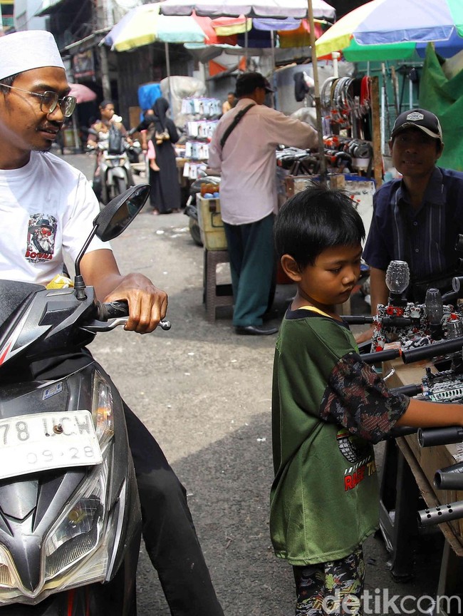 Dapat THR, Anak - Anak Serbu Penjual Mainan