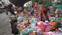 Anak-anak belanja mainan di kawasan Pasar Asemka, Jakarta Barat, Sabtu (21/3/2026).