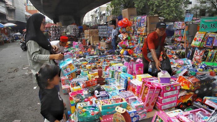 Suasana kawasan Pasar Asemka, Jakarta Barat, dipenuhi keceriaan anak-anak yang berburu mainan usai menerima Tunjangan Hari Raya (THR) Lebaran, Sabtu (21/3/2026). Kawasan yang dikenal sebagai surga mainan murah ini tampak lebih ramai dari biasanya, dengan gelak tawa anak-anak yang antusias memilih barang favorit mereka. Didampingi orang tua, anak-anak tampak berkeliling dari satu toko ke toko lainnya. Beragam jenis mainan mulai dari mobil-mobilan, boneka, pistol air, hingga permainan edukatif tersusun rapi di etalase, menarik perhatian para pengunjung cilik.