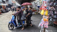 Bagi mereka, Pasar Asemka menjadi destinasi favorit karena harga yang relatif terjangkau dan pilihan yang sangat beragam. Beberapa anak terlihat sibuk menghitung uang yang mereka pegang, menyesuaikan dengan harga mainan yang diinginkan.