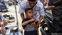 Momen ini menjadi tradisi tersendiri setiap Lebaran, di mana anak-anak memanfaatkan uang THR untuk membeli barang yang sudah lama mereka incar.
