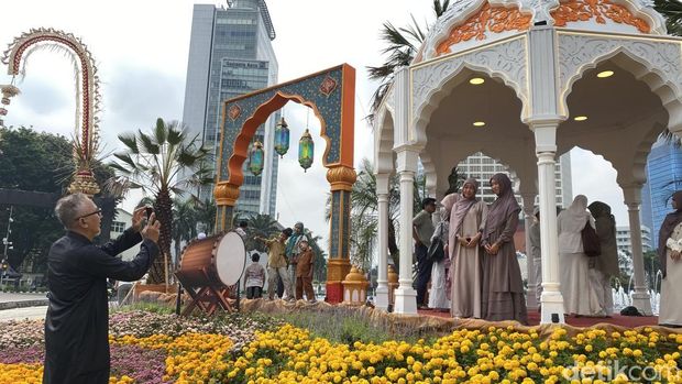 Dekorasi di Bundaran HI Jadi Spot Foto Lebaran Keluarga Usai Salat Id