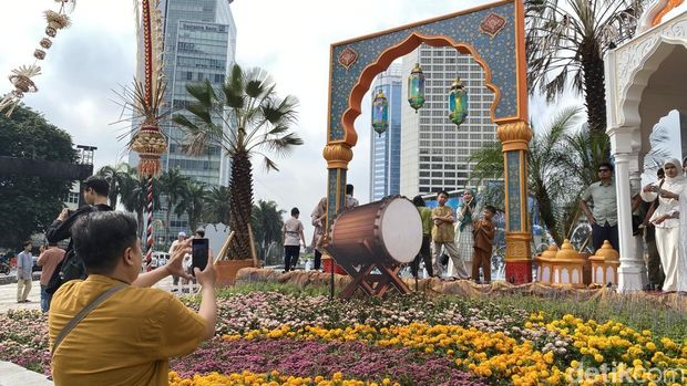 Dekorasi di Bundaran HI Jadi Spot Foto Lebaran Keluarga Usai Salat Id