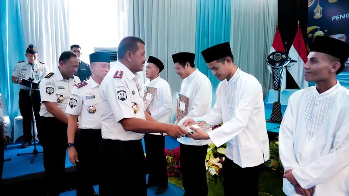 Dirjenpas Kemenimipas Mashudi menyerahkan remisi dan pengurangan masa pidana khusus kepada warga binaan dan anak binaan beragama Islam pada Idul Fitri 1447 Hijriah.