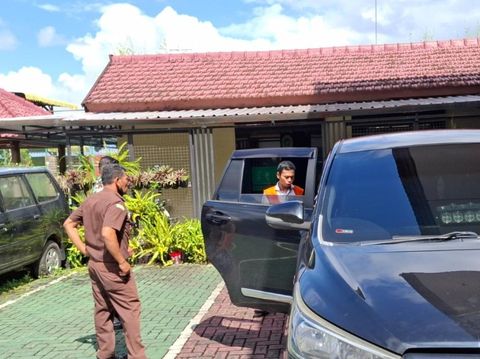 Dosen pemerkosa balita Alwan Tafisir Al Izza, dosen PTN di Kota Malang terpidana kasus pemerkosaan balita seusai sidang di Pengadilan Negeri Kepanjen