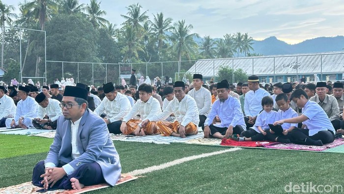 Gubernur Sulsel Andi Sudirman dan Mentan Amran Salat Id 1 Syawal 1447 H di kampung halamannya di Bone. Agung Pramono/detiksulsel